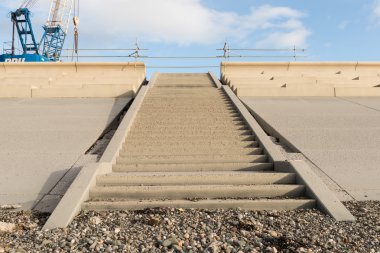 Beton beach gidiş, aşağıdan vurdu adımlar.