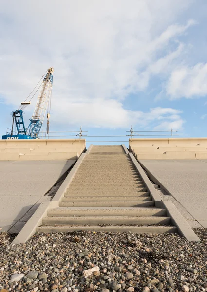 Beton beach gidiş, aşağıdan vurdu adımlar.