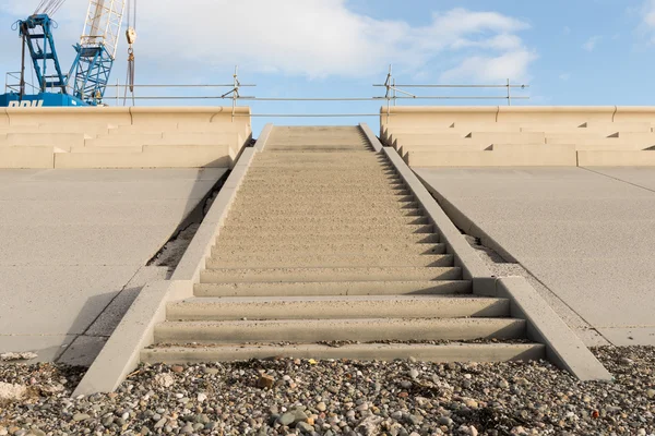Beton beach gidiş, aşağıdan vurdu adımlar.