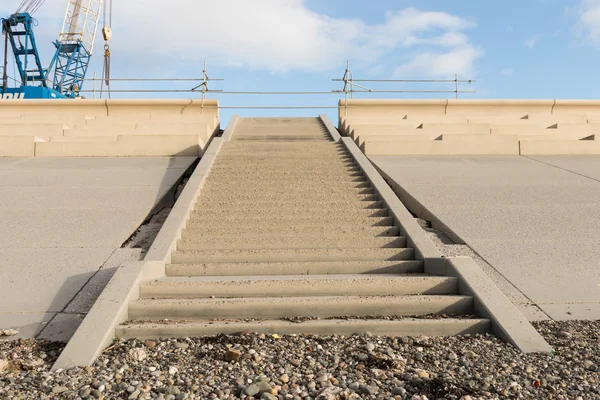 Beton beach gidiş, aşağıdan vurdu adımlar.