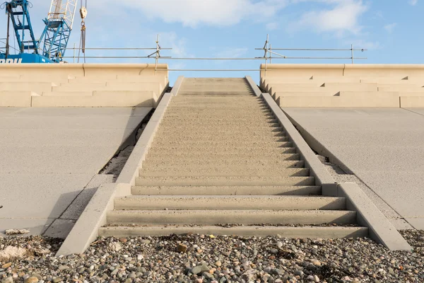 Beton beach gidiş, aşağıdan vurdu adımlar.
