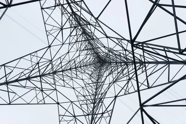 Formas abstratas de um pilão de eletricidade por baixo — Fotografia de Stock