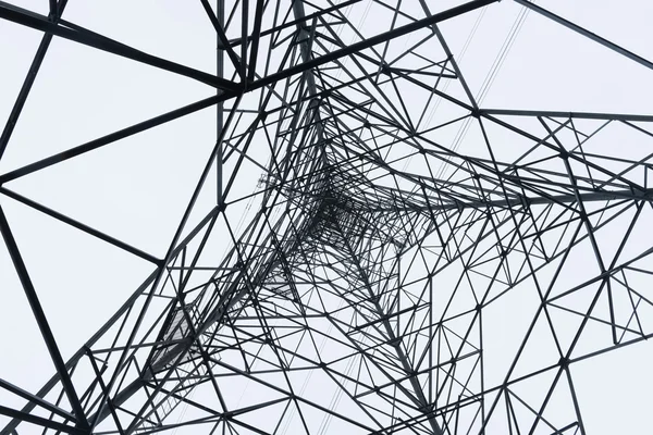 Formas abstractas de un pilón de electricidad desde abajo — Foto de Stock