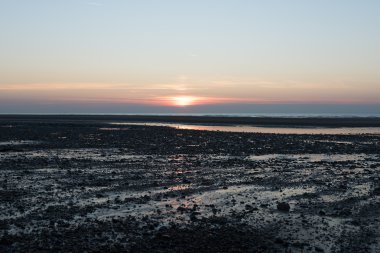 Beyaz Yoğunlaşma Patikası Sahilde uçan bir uçaktan Güzel mavi ve pembe günbatımı gökyüzünde 