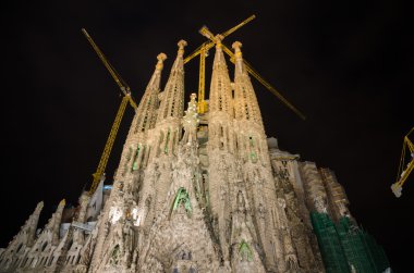 Barselona, İspanya, 05/21/2013, Sagrada Familia geceleri İnşaat vinçleri ile alev aldı..