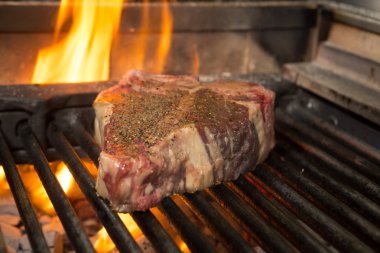T Bone alev mükemmellik için ızgara olmak
