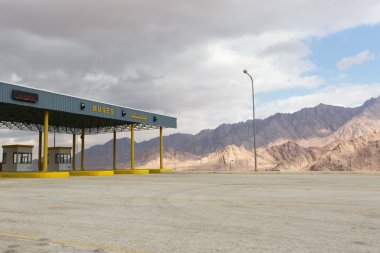 Akabe, Ürdün, 04/11/2015, Akabe şehir denetim noktası, bulutlu bir günde engebeli dağ zemin