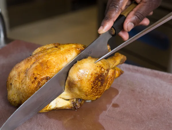 Inglaterra Blackpool 2015 Pollo Asado Entero Cortado Rodajas Una Tabla — Foto de Stock