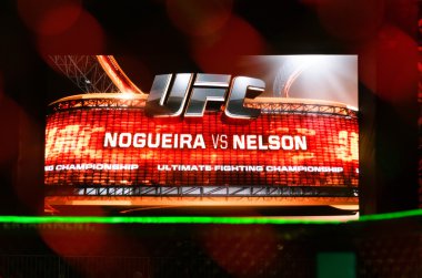 Birleşik Arap Emirlikleri, Abu Dhabi, 04/11/2014, Ufc mücadele gece, Abu Dhabi, Nogueria vs Nelson dijital ekran ve kalabalık.