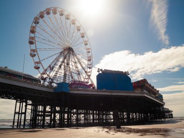 İngiltere, Blackpool, 04/22/2015, Blackpool Güney piers büyük tekerlek ile güneş patlaması vintage hissediyorum.