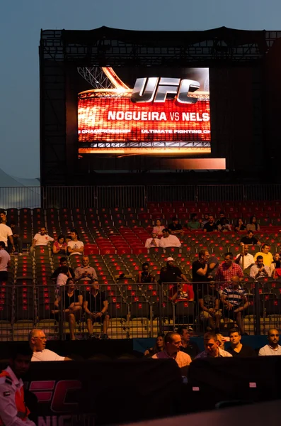 Verenigde Arabische Emiraten, Abu Dhabi, 04/11/2014, Ufc fight night, Abu Dhabi, Nogueria vs Nelson digitaal scherm en menigte. — Stockfoto