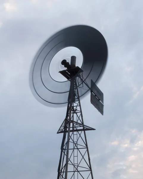 Ветряная мельница в стиле Дикого Запада с вращающимися лезвиями — стоковое фото