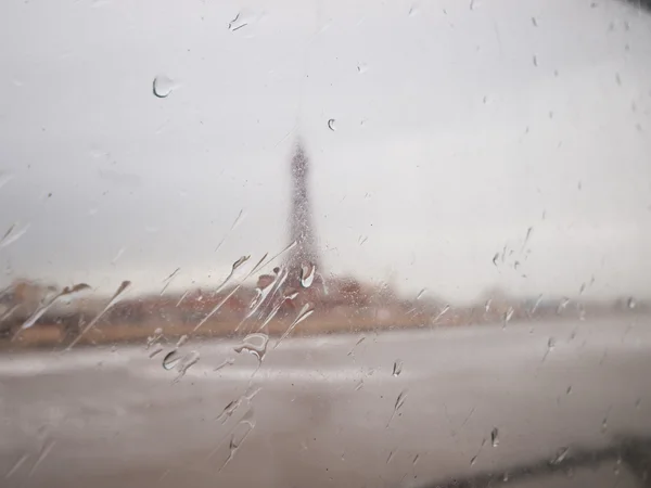 Angleterre, Blackpool, 22 / 04 / 2015, Blackpool tower shot through glass on a miserable windy wet day — Photo