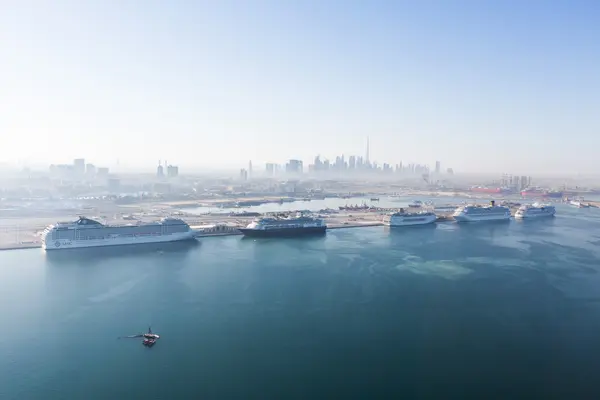 Egyesült Arab Emírségek, Dubai, 12/03/2015, Dubai kikötő terminál, port rashid. Tengerjáró hajók dokkoló. — Stock Fotó