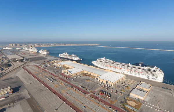 Vereinigte arabische Emirate, Dubai, 03.12.2015, Dubai Kreuzfahrthafen Terminal, Hafen überstürzt. Kreuzfahrtschiffe legen an. — Stockfoto