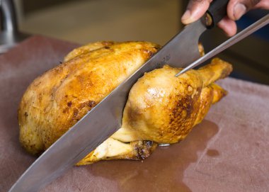 İngiltere, Blackpool, 12/30/2015, Bütün Kızartma tavuk bir rustik dokulu kesme tahtası üzerinde dilimlenmiş