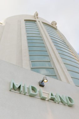 İngiltere, Morecambe, 08/16/2015, deniz hafta sonu tarafından Vintage Midland Hotel, Midland Hotel art deco dış ve işareti.