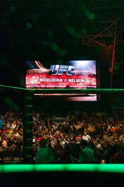 Birleşik Arap Emirlikleri, Abu Dhabi, 04/11/2014, Ufc mücadele gece, Abu Dhabi, Nogueria vs Nelson dijital ekran ve kalabalık.