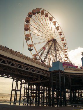 İngiltere, Blackpool, 04/22/2015, Blackpool Güney piers büyük tekerlek ile güneş patlaması vintage hissediyorum.