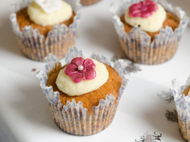 Alan sığ derinliği olan sünger ve krem fincan kek