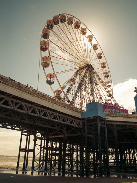 Anglie, Blackpool, 04/22/2015, Blackpool jižního mola velké kolo s sluneční erupce vinobraní cítit. — Stock fotografie