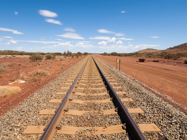 Avustralya, Kuzey toprakları, 05/21/2014, Outback demiryolu ufuk içine kaybolan geçiş.