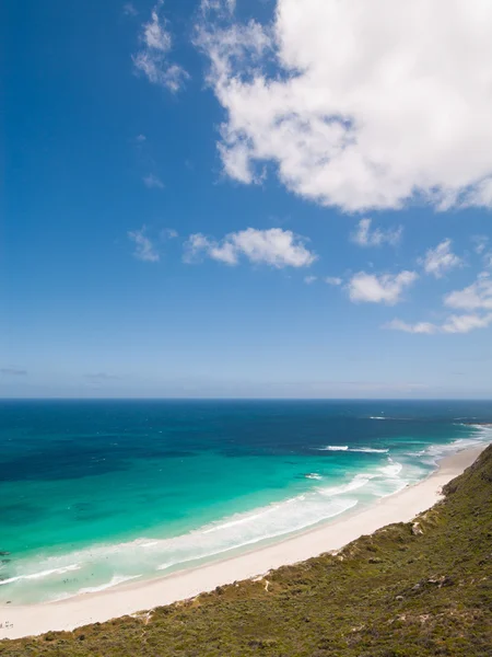 Margaret River, Austrália Ocidental, 06 / 10 / 2013, Margaret River praia de surf com céu azul perfeito tirado de cima . — Fotografia de Stock