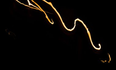 yavaş çekim hızı kullanarak karanlık ortamda maytap hafif iz