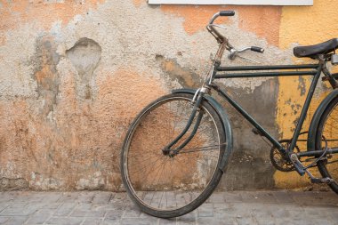renkli karşı yaslanmış vintage işçiler bisikleti sıkıntılı duvar dokulu