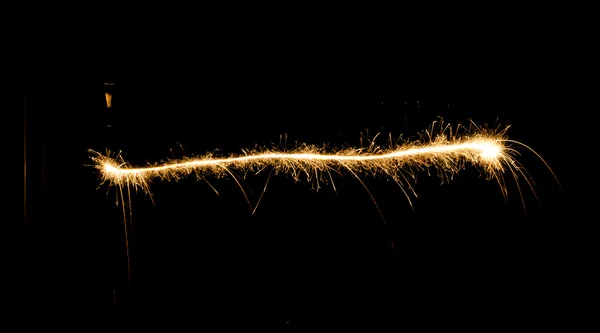 Prskavka světelné stopy v temném prostředí pomocí pomalé rychlosti závěrky — Stock fotografie