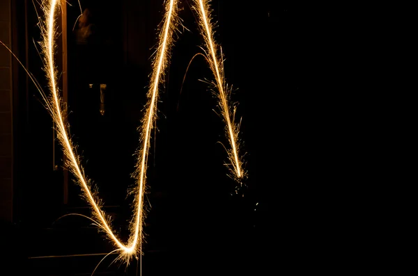 Trilha de luz sparkler em ambiente escuro usando velocidade do obturador lenta — Fotografia de Stock