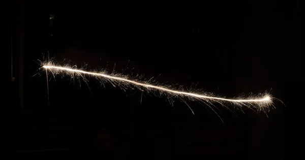 Trilha de luz sparkler em ambiente escuro usando velocidade do obturador lenta — Fotografia de Stock