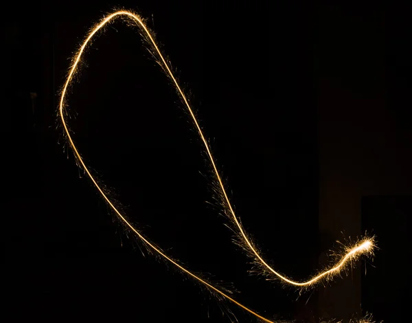 Trilha de luz sparkler em ambiente escuro usando velocidade do obturador lenta — Fotografia de Stock