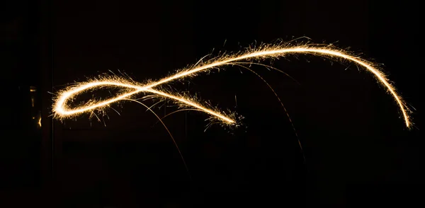 Trilha de luz sparkler em ambiente escuro usando velocidade do obturador lenta — Fotografia de Stock