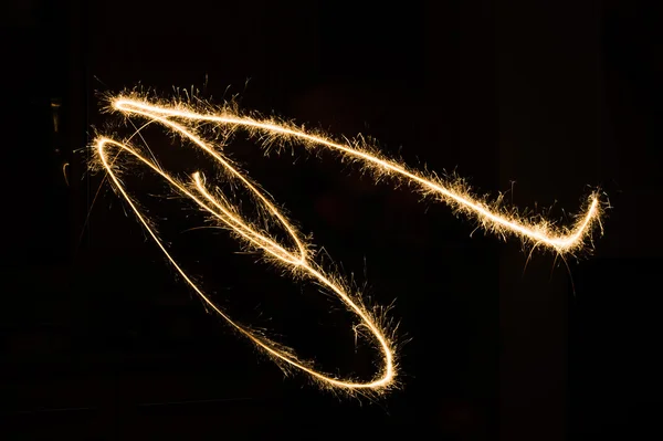 Sparkler light trail in dark environment using slow shutter speed — Stock Photo, Image