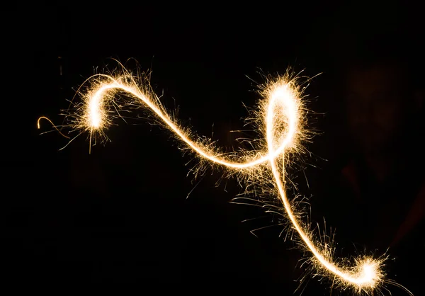 Trilha de luz sparkler em ambiente escuro usando velocidade do obturador lenta — Fotografia de Stock