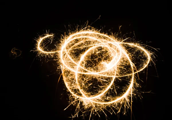 Trilha de luz sparkler em ambiente escuro usando velocidade do obturador lenta — Fotografia de Stock