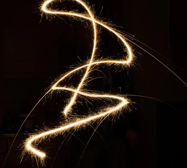 遅いシャッター速度を使用して暗い環境で線香花火の光跡 — ストック写真