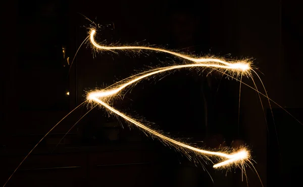 遅いシャッター速度を使用して暗い環境で線香花火の光跡 — ストック写真