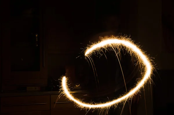 Trilha de luz sparkler em ambiente escuro usando velocidade do obturador lenta — Fotografia de Stock