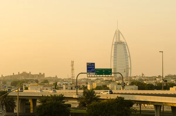 Burj al arab, jbh und Moschee Sonnenuntergang Silhouette während Sandsturm dubai uae — Stockfoto