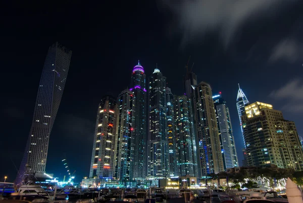 Dubai marina ciudad luces iluminadas por la noche con famosos edificios emblemáticos —  Fotos de Stock