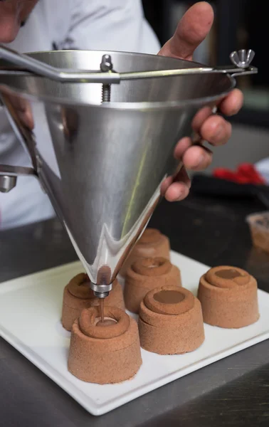 Выпечка и приготовление шоколада и сладких десертов — стоковое фото