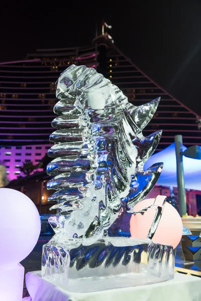 Exquisita escultura de hielo hecha a mano en un brunch de playa en dubai, uae —  Fotos de Stock