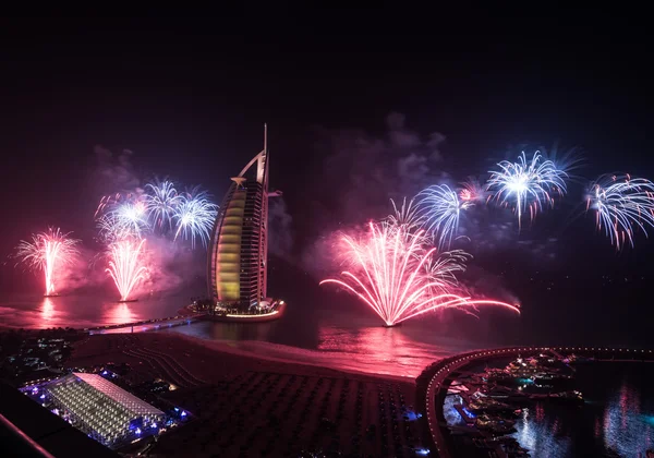 Birleşik Arap Emirlikleri, Dubai, 12/30/2015, burj al arab yeni yıl arifesinde havai fişek 2015