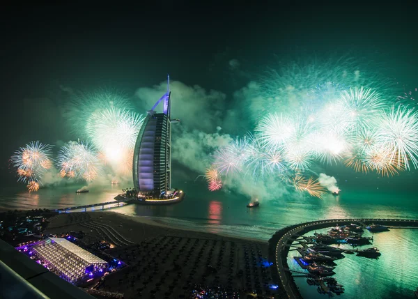 Birleşik Arap Emirlikleri, Dubai, 12/30/2015, burj al arab yeni yıl arifesinde havai fişek 2015