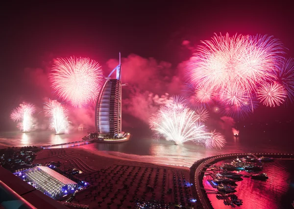 Birleşik Arap Emirlikleri, Dubai, 12/30/2015, burj al arab yeni yıl arifesinde havai fişek 2015