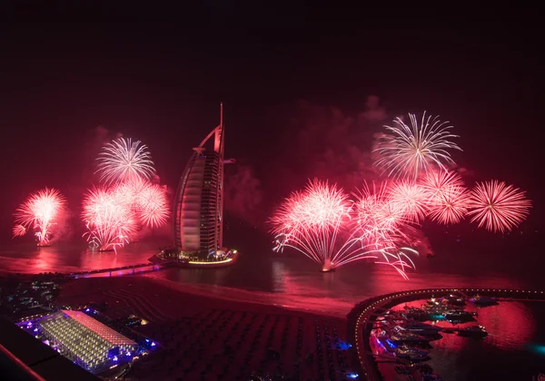 Birleşik Arap Emirlikleri, Dubai, 12/30/2015, burj al arab yeni yıl arifesinde havai fişek 2015