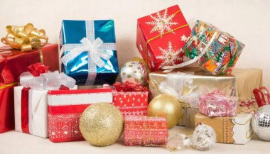 Renkli kurdeleli Noel hediyesi kutuları. Tatil kutlaması, Noel hediyesi, şenlik, neşe, cömertlik. Güzel paketlenmiş bir Noel hediyesi koleksiyonu kırmızı, altın, beyaz ve