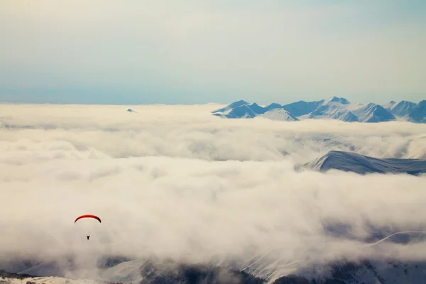 Zimní paragliding v Gruzii — Stock fotografie